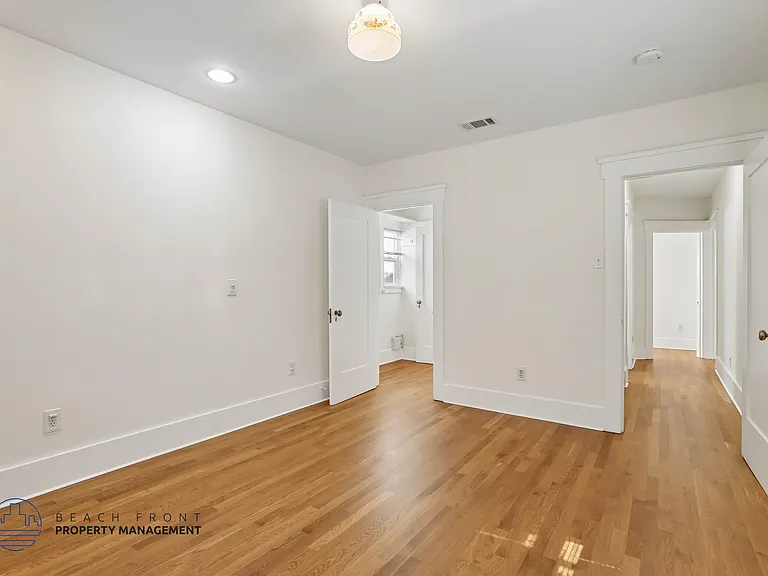 2810 E 2nd St — Photo 32
