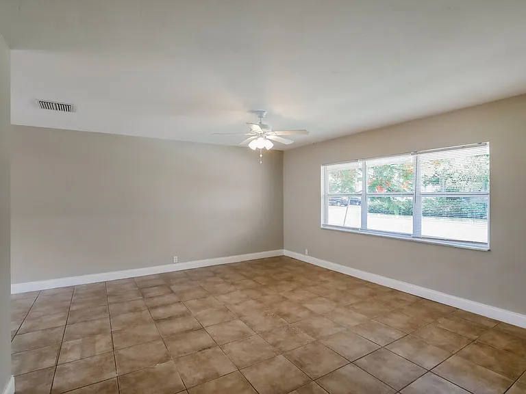 1810 De Soto Dr — Photo 3
