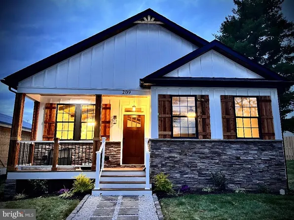 209 1st St, Luray, VA 22835
