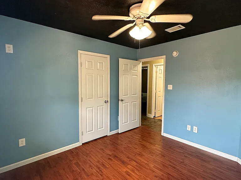 903 Combel St — Photo 13