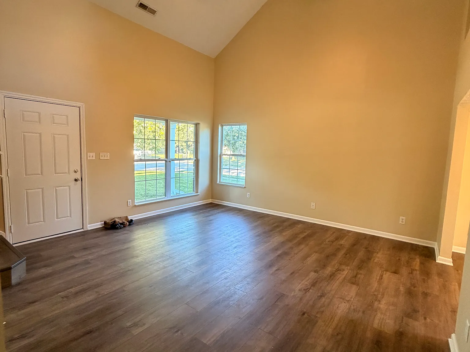 3 bed, 2.5 bath, 1738 sqft, $2,200 — Photo 2