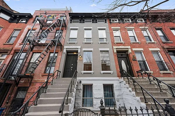 Rented by CORE | media 33