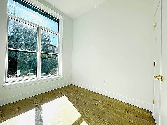 4th image of 424 Gates Ave #1F