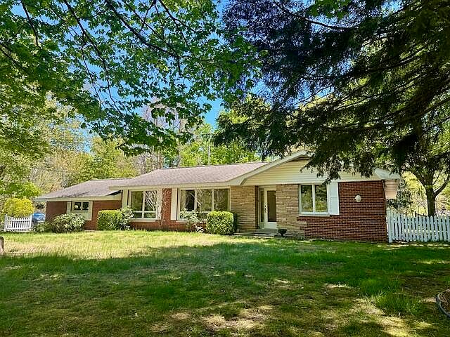 1st image of 2095 Lakeshore Dr