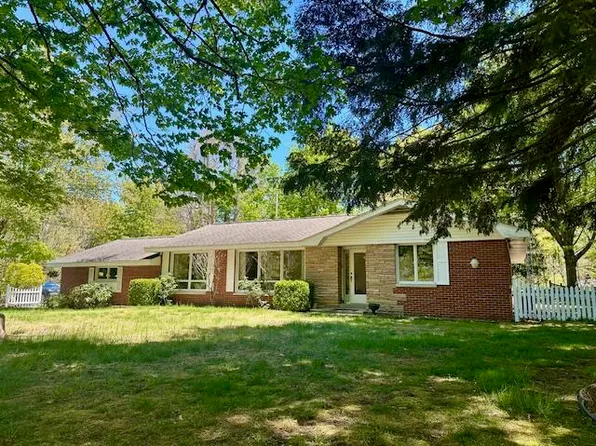2095 Lakeshore Dr, Fennville, MI 49408