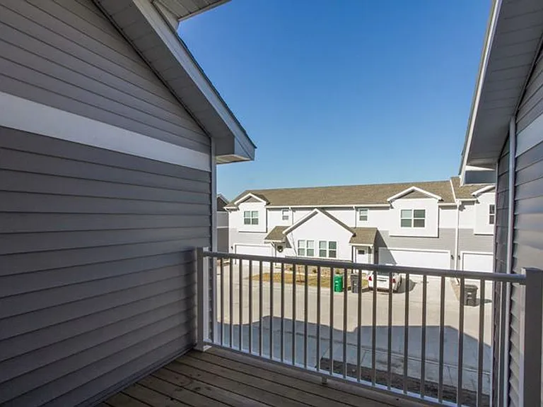 Ledgestone Townhomes — Photo 9