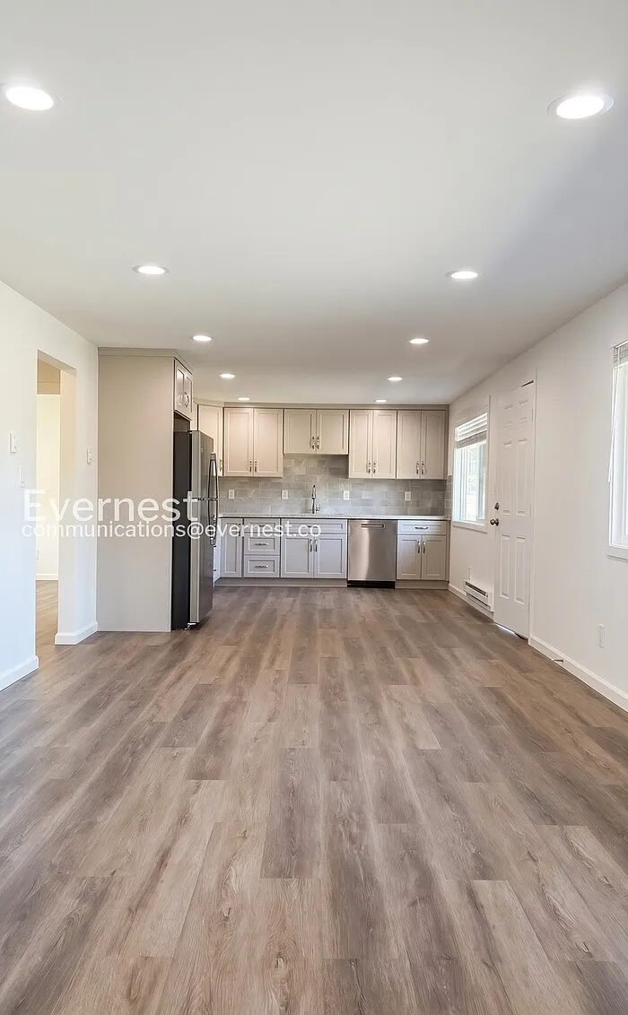 3 bed, 2.0 bath, 1058 sqft, $2,800 — Photo 4