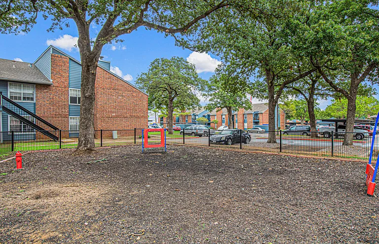 Oaks of Lewisville Apartments — Photo 29