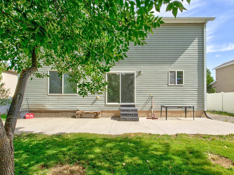1153 W 400 S — Photo 4