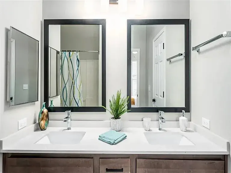 Elevate on Main — Photo 25