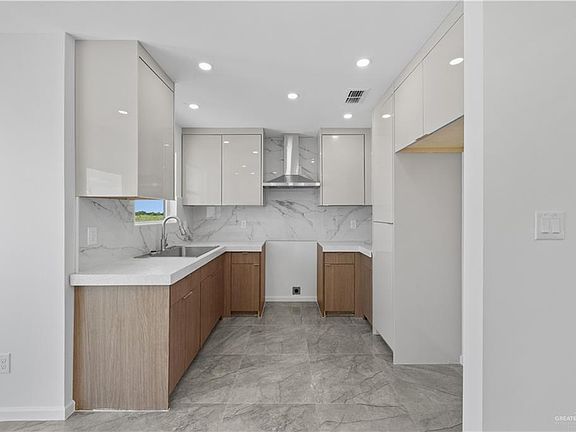 4th image of 302 Valencia Dr