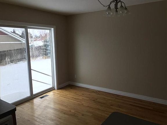 4th image of 570 Sycamore Cir