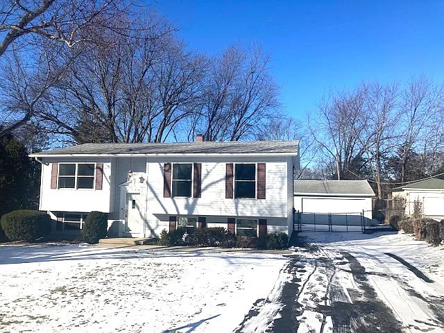 2202 Countryside Ln photo 1