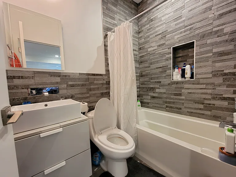 433 N 35th St #1R — Photo 16