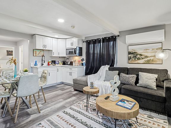 4th image of 609 Carlsbad St Unit 2