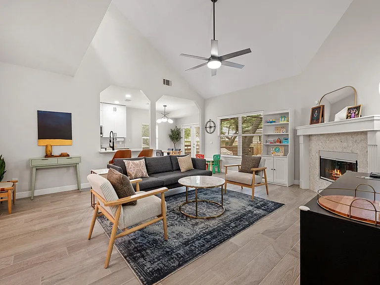 5707 Marchmont Ln — Photo 3