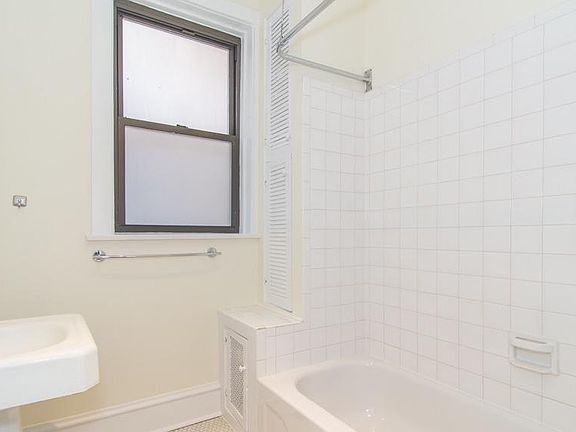 4th image of 919 W Ainslie St #1