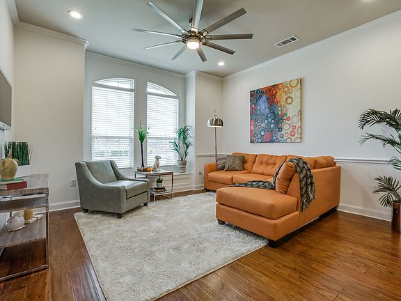 3rd image of 218 E Kaufman St