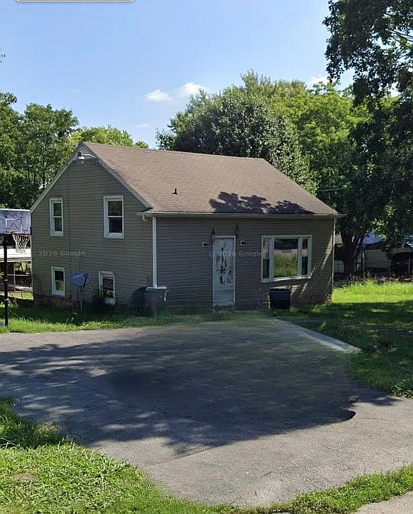 302 Crestview Dr photo 1
