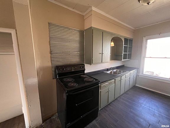 4th image of 1303 N Van Buren St