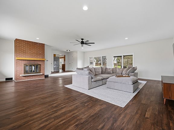 4th image of 1818 Brickville Rd