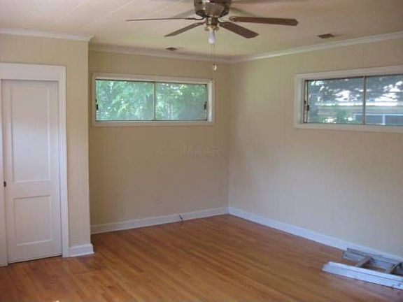 3rd image of 827 Wrenwood Ln