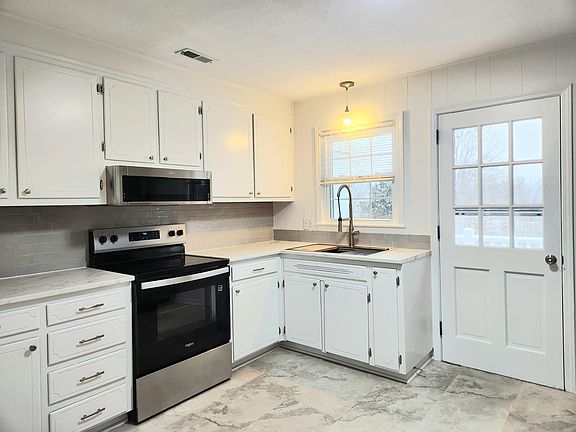 3rd image of 308 Brookwood Dr #B