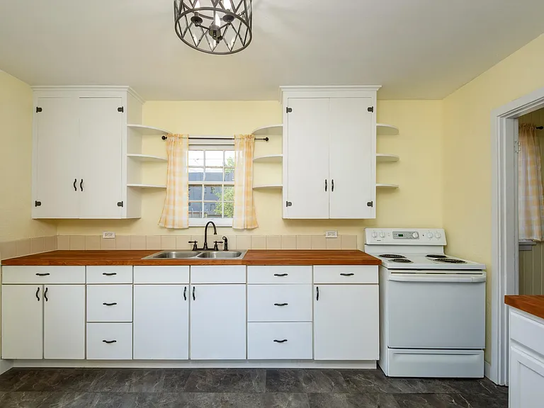335 NE Kearney Ave — Photo 5