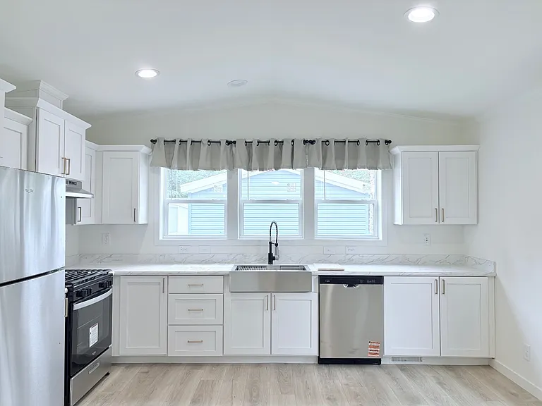 402 Lily Ln — Photo 4