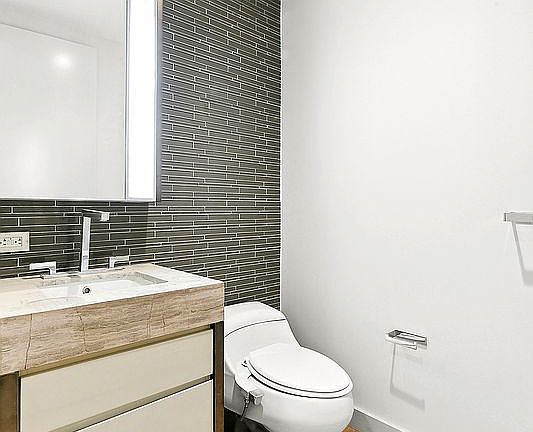 5th image of 75 Wall St APT 21G