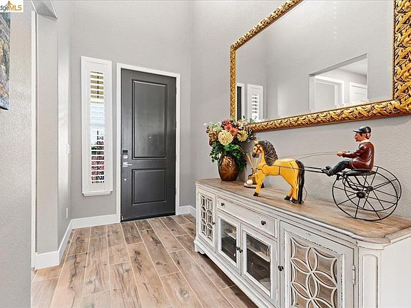 4th image of 931 Via Veneto