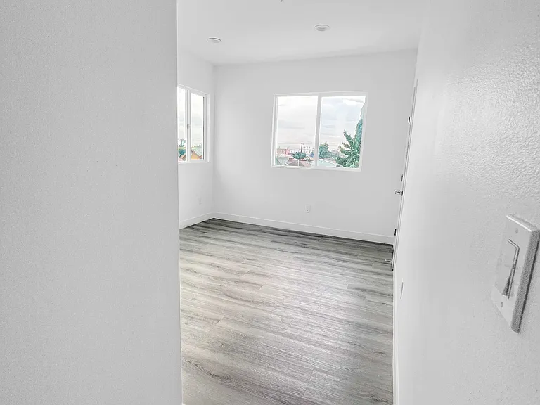 607 W 41st Pl #A — Photo 4