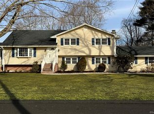 59 Magnolia Rd, Trumbull, CT 06611