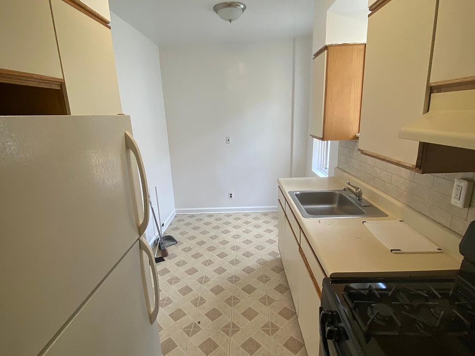 2nd image of 1110 Lydig Ave #2B