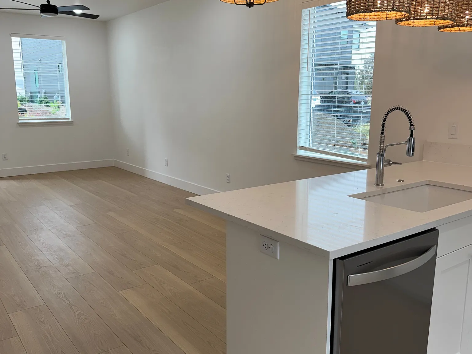 3 bed, 2.5 bath, 1323 sqft, $2,195 — Photo 3