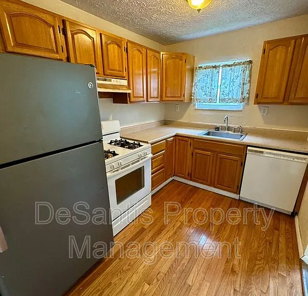 215 Spencer Ave #UPPER — Photo 6