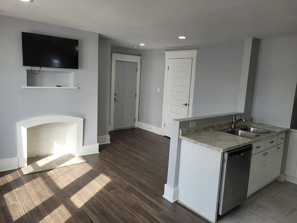 1 bed, 900 sqft, $1,295 — Photo 2