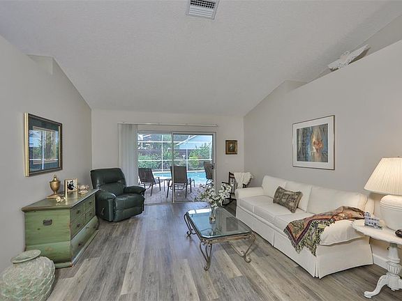 3rd image of 10422 Tara Dr