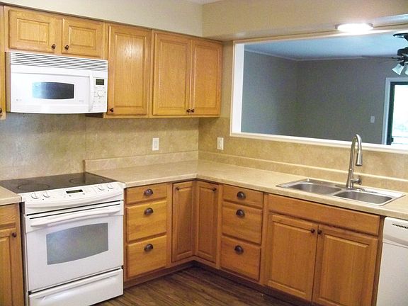 3rd image of 4914 Emerald Dr