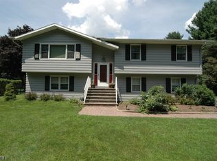 5 Fawnridge Dr, Long Valley, NJ 07853