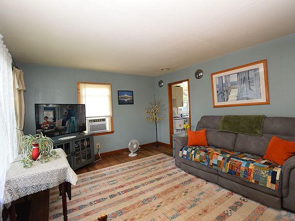 3rd image of 144 Warren Ave