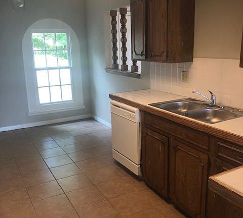 5th image of 10319 Sweetbrook Dr