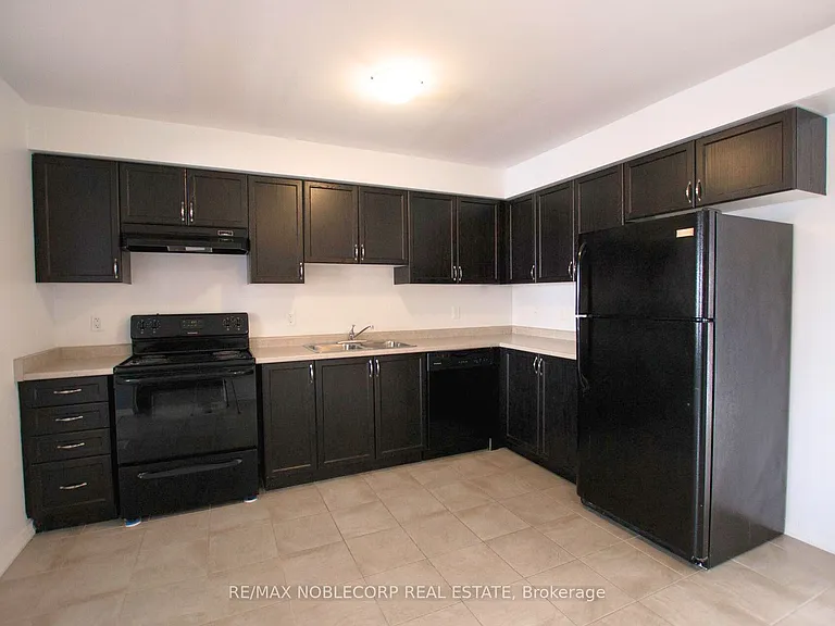 1287 Coleman Cres — Photo 4