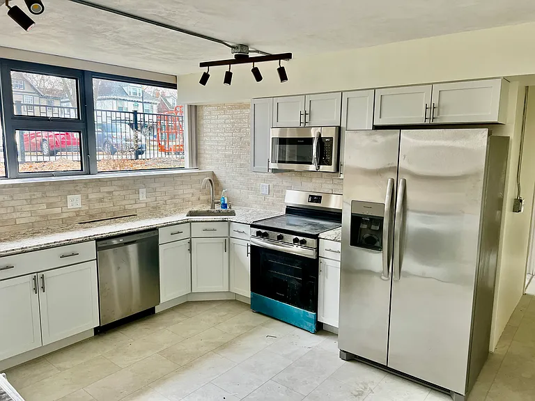 130 Linwood Ave — Photo 3