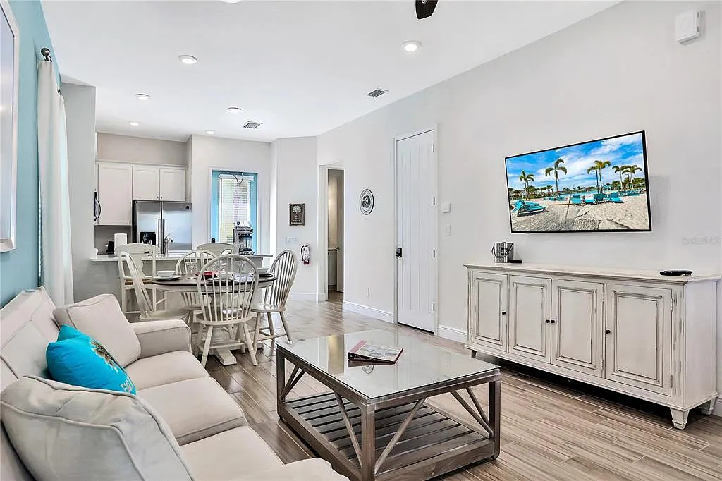 2 bed, 2.5 bath, 1305 sqft, $3,300 — Photo 2