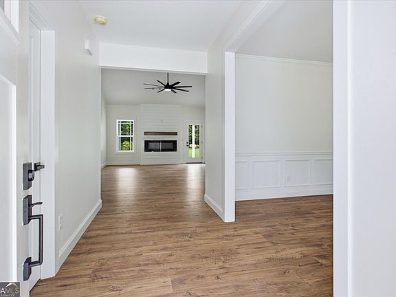 3rd image of 2474 Fischer Rd