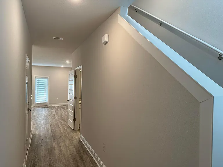 1025 McLaren Cir — Photo 3
