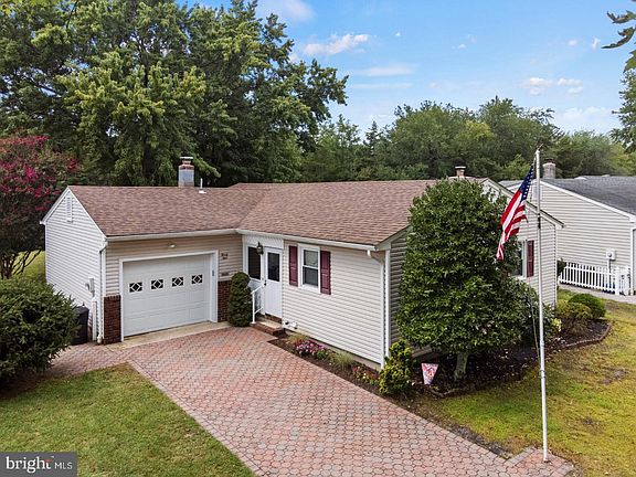 3rd image of 39 Edinburgh Dr