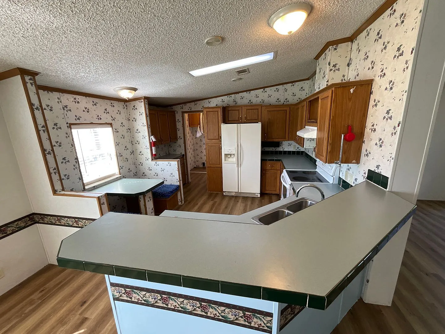 Roomy 3/2 Double-Wide Mobile Home in Marianna Park — Photo 4