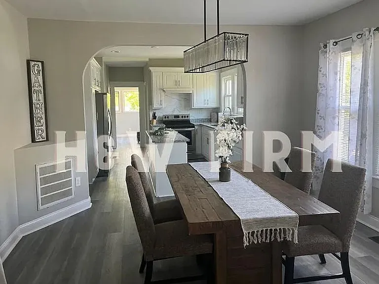 404 Formosa Ave — Photo 2